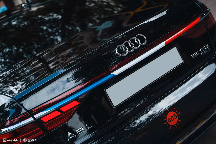 Đầu tiên là sọc màu xanh dương đậm chạy song song với nhau bên hông, trong đó, ở trên cùng, dải đề canh màu xanh được kéo từ vóm bánh trước đến cửa tài và cửa phụ. Còn sọc bên dưới có dấu hiệu thu nhỏ về cửa xe, thêm logo Quatro - ký hiệu của hệ dẫn động 4 bánh toàn thời gian rất nổi tiếng của Audi.