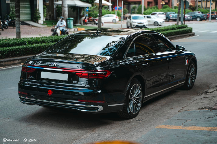 Audi A8L thế hệ mới của Minh "Nhựa" sử dụng khối động cơ V6, dung tích 3.0 lít TFSI, sản sinh ra công suất tối đa lên đến 340 mã lực và mô-men xoắn cực đại lên đến 500 Nm, xe được trang bị hệ dẫn động bốn bánh toàn thời gian Quattro, khóa vi sai trung tâm và hộp số tự động Tiptronic 8 cấp, nhờ đó, giúp Audi A8L 2022 có khả năng tăng tốc từ vị trí xuất phát lên 100 km/h chỉ trong thời gian 5,7 giây.