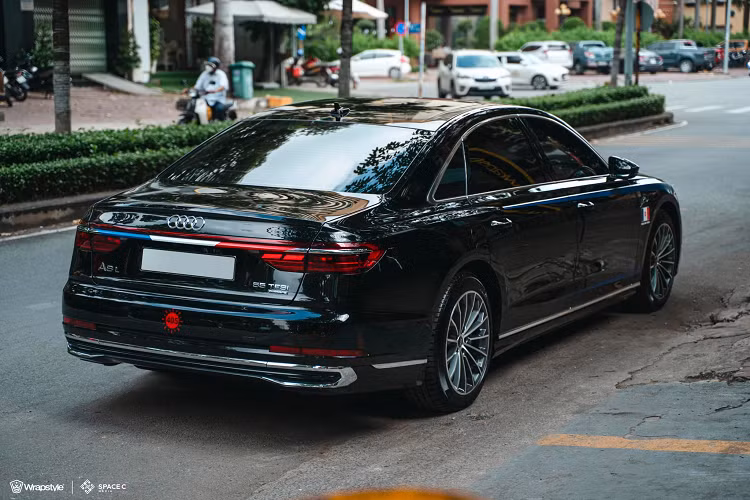 Audi A8L thế hệ mới của Minh "Nhựa" sử dụng khối động cơ V6, dung tích 3.0 lít TFSI, sản sinh ra công suất tối đa lên đến 340 mã lực và mô-men xoắn cực đại lên đến 500 Nm, xe được trang bị hệ dẫn động bốn bánh toàn thời gian Quattro, khóa vi sai trung tâm và hộp số tự động Tiptronic 8 cấp, nhờ đó, giúp Audi A8L 2022 có khả năng tăng tốc từ vị trí xuất phát lên 100 km/h chỉ trong thời gian 5,7 giây.