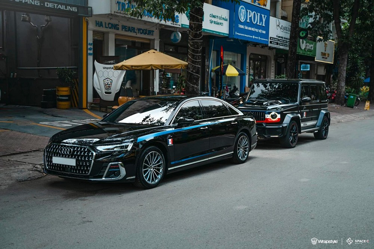 Sau 1 tháng sở hữu chiếc xe sang Audi A8L thế hệ mới, Minh "Nhựa" đã mang xế cưng mới tậu đi làm đẹp lại ngoại thất. Trong lần trang điểm cho bộ áo của xe Audi A8L 2022 này, Minh "Nhựa" vẫn chọn tông màu đen nguyên bản của xe làm chủ đạo.