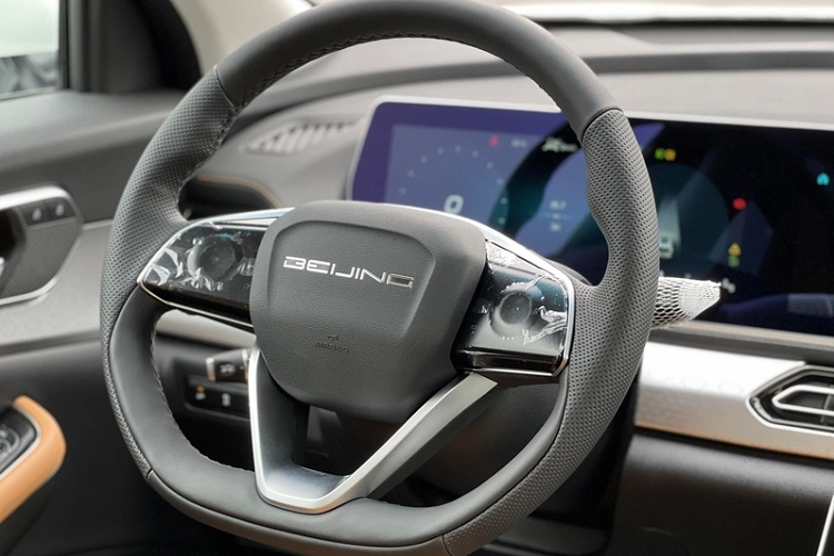 Phần đầu xe mang thiết kế đậm chất tương lai với điểm nhấn là một dải crôm vắt ngang đầu xe, cụm đèn pha LED toàn phần, dải LED định vị ban ngày sắc sảo và mặt ca lăng hình lục giác cỡ lớn với các mắt lưới ba chiều. Xe còn có tay nắm cửa dạng ẩn trông rất cao cấp.