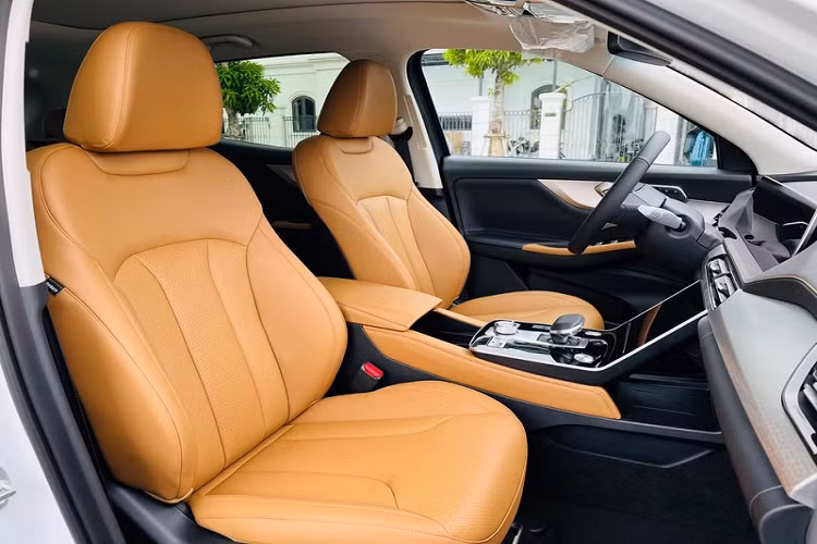 Điểm mạnh tiếp theo của Beijing X7 của Trung Quốc nằm ở trang bị phong phú và cao cấp, có thể kể đến như ghế bọc da, hàng ghế đầu chỉnh điện, nhớ vị trí ghế lái, ghế lái tự động lùi khi tắt động cơ, sưởi/thông gió cả hai hàng ghế, cửa sổ trời toàn cảnh, màn hình kép có độ phân giải cao, trợ lý ảo...