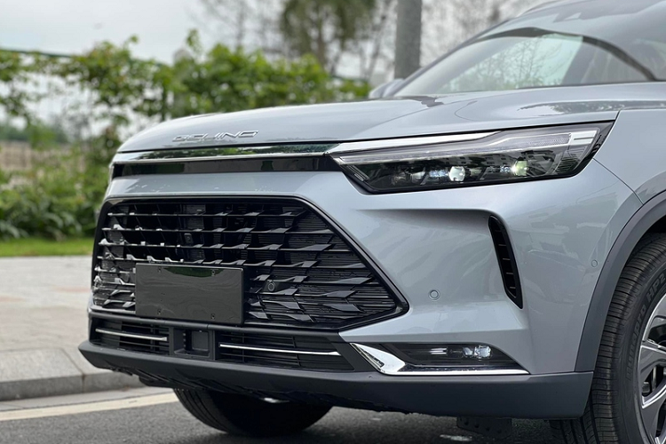 Beijing X7 được trang bị động cơ xăng 4 xy-lanh dung tích 1.5L cho công suất tối đa 188 mã lực và lực mô-men xoắn cực đại 275 Nm.