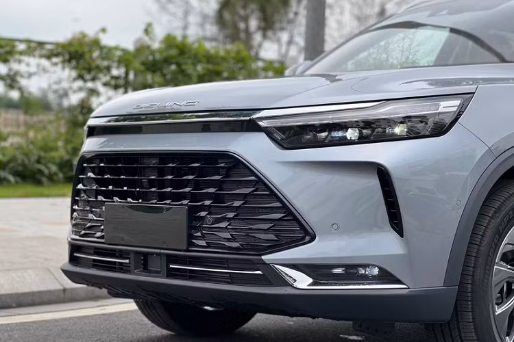 Beijing X7 được trang bị động cơ xăng 4 xy-lanh dung tích 1.5L cho công suất tối đa 188 mã lực và lực mô-men xoắn cực đại 275 Nm.