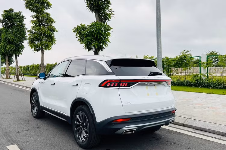 Động cơ này do BAIC tự sản xuất và đi kèm hộp số tự động ly hợp kép 7 cấp và hệ dẫn động cầu trước.