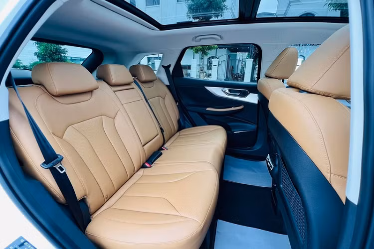 Bên cạnh đó, mẫu SUV Trung Quốc còn có nhiều tính năng an toàn như cảnh báo quá tốc độ, camera 360 độ hiển thị 3D, nhận dạng đối tượng động tốc độ thấp, cảnh báo chệch làn, hỗ trợ giữ làn, đèn pha thông minh, cảnh báo điểm mù, ga tự động thích ứng, hỗ trợ lái xe khi tắc đường và giảm thiểu va chạm...