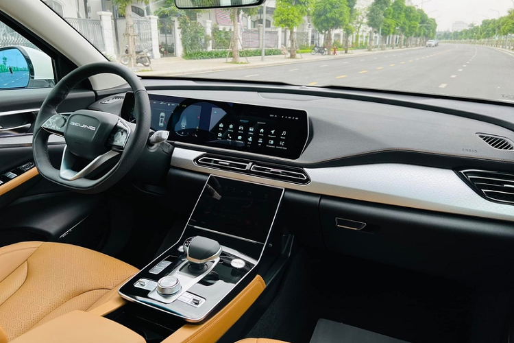 Ở bên trong, màn hình trung tâm của X7 mới sẽ sử dụng hệ điều hành HarmonyOS của Huawei. Với những cập nhật trên, giá xe Beijing X7 2022 tại Việt Nam bán ra 708 triệu đồng, tăng 10 triệu đồng so với hiện tại và tăng 20 triệu đồng so với thời điểm xe mới ra mắt vào tháng 10/2020. Dù vậy, Beijing X7 2022 vẫn rẻ hơn 200 - 300 triệu đồng so với các đối thủ cùng phân khúc như Mazda CX-5 hay Hyundai Tucson.