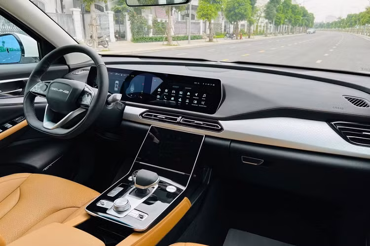 Ở bên trong, màn hình trung tâm của X7 mới sẽ sử dụng hệ điều hành HarmonyOS của Huawei. Với những cập nhật trên, giá xe Beijing X7 2022 tại Việt Nam bán ra 708 triệu đồng, tăng 10 triệu đồng so với hiện tại và tăng 20 triệu đồng so với thời điểm xe mới ra mắt vào tháng 10/2020. Dù vậy, Beijing X7 2022 vẫn rẻ hơn 200 - 300 triệu đồng so với các đối thủ cùng phân khúc như Mazda CX-5 hay Hyundai Tucson.