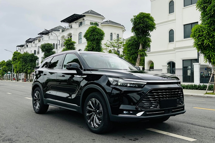 Cụ thể, Beijing X7 2022 tại Việt Nam được trang bị lưới tản nhiệt mới và mâm màu xám khói. Trước đó, giới tư vấn bán hàng cho biết Beijing X7 sẽ có phần mui màu đen, nhưng lô hàng đầu tiên chưa có bản này.