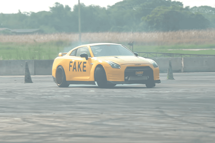 Chad ban đầu đã đăng một bức ảnh về chiếc xe trên Instagram của mình, và dường như, mọi người đã phẫn nộ vì nghĩ rằng ai đó đã dám hoán đổi động cơ của chiếc R35 mà không nhận ra (mặc dù có những miếng dán chữ “FAKE” khổng lồ ở bên sườn xe) chiếc xe này thực tế không phải là một chiếc GT-R thật.