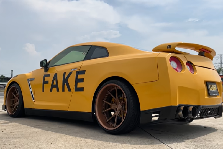 Nó thực chất là một chiếc Nissan Cefiro A31 từ cuối những năm 1980 với các tấm ốp thân vỏ sao chép theo R35. Đèn pha, cánh gió trước, nắp capô, cửa, nắp bình xăng, và đèn hậu là lấy từ một chiếc GT-R R35 thật, trong khi phần còn lại của thân xe bao gồm các tấm ốp bản sao bằng sợi carbon.