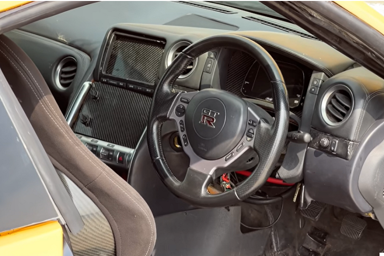 Vì được chế tạo dựa trên Cefiro nên nó không có hệ dẫn động AWD như xe thật, nhưng điều đó cũng đồng nghĩa là nó có khả năng drift tốt hơn nhiều so với xe thật, như Frank trình diễn ở cuối video.