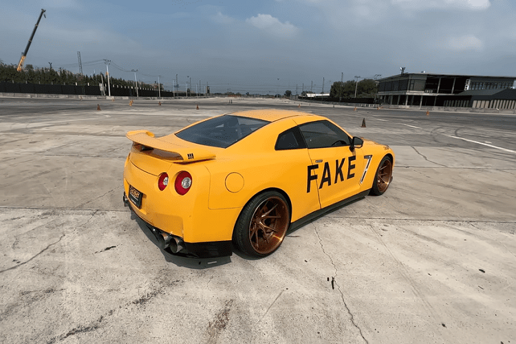 Trong một video mới, anh chàng Chad Bee của kênh YouTube “CB Media” đã giới thiệu tới khán giả một chiếc Nissan GT-R nhái như xịn của người bạn có tên Frank, được trang bị động cơ tăng áp RB26 6 xi-lanh thẳng hàng thay vì động cơ VR38 V6 thông thường.