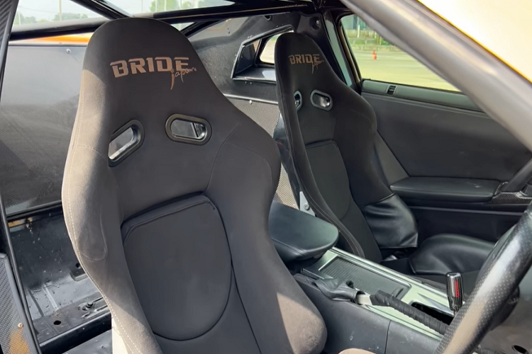 Nếu bạn đang thắc mắc tại sao ai đó lại chấp nhận vượt qua bao khó khăn để biến một chiếc Nissan cổ điển vốn đã đẹp mắt thành giống như một chiếc GT-R hiện đại, câu trả lời có lẽ là vì chi phí. Thái Lan đánh thuế nhập khẩu 300% đối với tất cả các xe ôtô, có nghĩa rằng một chiếc GT-R R35 thật sẽ khiến một người mua phải trả hơn 400.000 USD.