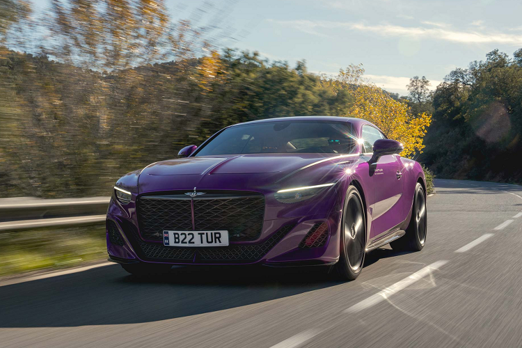 Theo hãng xe siêu sang Bentley, khối động cơ này được kết nối với hộp số ly hợp kép tám cấp. Mẫu xe này cũng được trang bị hệ thống lái bốn bánh, điều khiển mô-men xoắn và bộ vi sai hạn chế trượt điện tử.