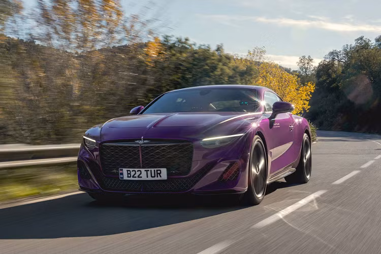 Theo hãng xe siêu sang Bentley, khối động cơ này được kết nối với hộp số ly hợp kép tám cấp. Mẫu xe này cũng được trang bị hệ thống lái bốn bánh, điều khiển mô-men xoắn và bộ vi sai hạn chế trượt điện tử.