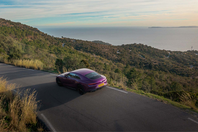 Bên cạnh việc là chiếc Bentley mạnh mẽ nhất trong lịch sử, Batur còn đáng chú ý vì có thiết kế hiện đại sẽ “định hướng” kiểu dáng của những chiếc xe điện sắp ra mắt của thương hiệu. Mẫu xe được trang bị lưới tản nhiệt có thiết kế lớn hơn, thẳng đứng để tạo ra một vẻ ngoài mạnh mẽ