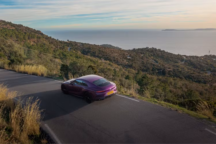 Bên cạnh việc là chiếc Bentley mạnh mẽ nhất trong lịch sử, Batur còn đáng chú ý vì có thiết kế hiện đại sẽ “định hướng” kiểu dáng của những chiếc xe điện sắp ra mắt của thương hiệu. Mẫu xe được trang bị lưới tản nhiệt có thiết kế lớn hơn, thẳng đứng để tạo ra một vẻ ngoài mạnh mẽ