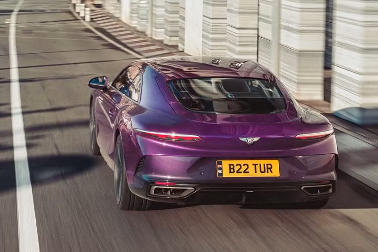 Đối với ngoại thất, khách hàng có thể lựa bảng màu Mulliner truyền thống cũng như các tùy chọn đặt làm riêng đầy đủ và thậm chí các chi tiết vẽ thủ công. Người mua cũng có thể chọn giữa lớp sơn sáng bên ngoài sáng, tối, satin, bóng cùng nhiều trang bị khác. Xe còn có một tùy chọn khác là lưới tản nhiệt màu tương phản chia độ cho “hiệu ứng ombre sống động”.