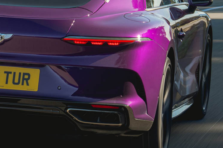 Nhờ tất cả những thay đổi này, khối động cơ sản sinh công suất hơn 730 mã lực và mô-men xoắn 1000 Nm. Sức mạnh của Batur hơn khoảng 80 mã lực so với Continental GT Speed, từ đây giúp xe có thể tăng tốc từ 0 - 96 km/h trong 3,5 giây trước khi đạt tốc độ tối đa 335 km/h.