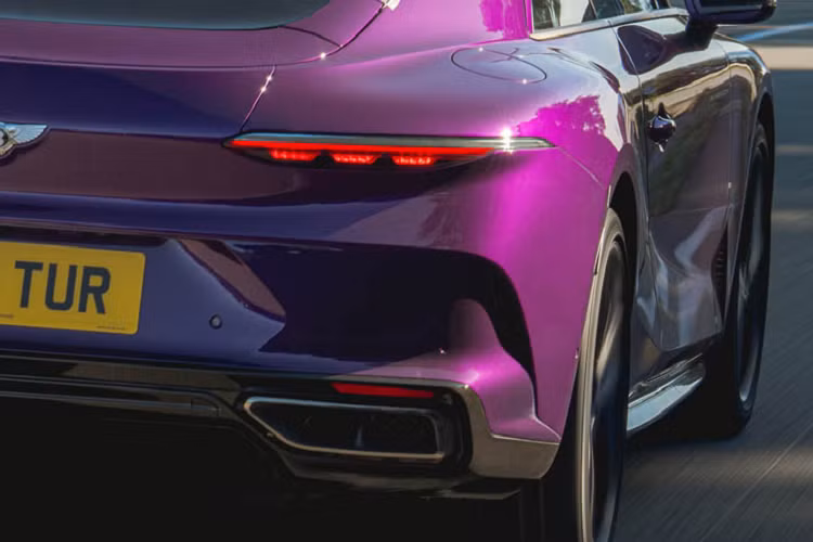 Nhờ tất cả những thay đổi này, khối động cơ sản sinh công suất hơn 730 mã lực và mô-men xoắn 1000 Nm. Sức mạnh của Batur hơn khoảng 80 mã lực so với Continental GT Speed, từ đây giúp xe có thể tăng tốc từ 0 - 96 km/h trong 3,5 giây trước khi đạt tốc độ tối đa 335 km/h.