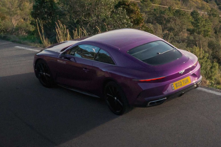 Thương hiệu xe siêu sang Anh quốc sẽ sản xuất tổng cộng 18 chiếc Bentley Batur hoàn toàn mới và tất cả đều đã được bán hết dù giá bán ở mức gần 2 triệu Đô. Mỗi chiếc sẽ được “hợp tác thiết kế” với chủ sở hữu để có thể chọn ra màu sắc và độ hoàn thiện ở mọi chi tiết của Batur.