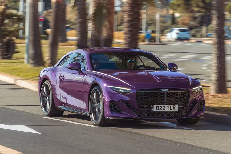 Mẫu xe này cũng có nắp capo dài cũng như đèn pha tối giản được phát triển từ những đường nét thiết kế trên Bacalar. Về phía sau, xe được trang bị phần thân xe sắc sảo với những đường nét ấn tượng. Các nhà thiết kế cũng thiết kế phần thân xe dốc về phía sau thể thao và cơ bắp hơn.