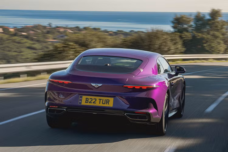 Các kỹ sư thử nghiệm đã đưa chiếc xe này đi vòng quanh các cung đường ở Monaco, thử nghiệm khả năng của chiếc xe này khi trải nghiệm trên những cung đường đẹp. Bentley Batur GT 2023 mới là mẫu xe siêu sang cỡ lớn sang trọng cùng trang bị khối động cơ tăng áp kép W12 6.0 lít quen thuộc của thương hiệu.