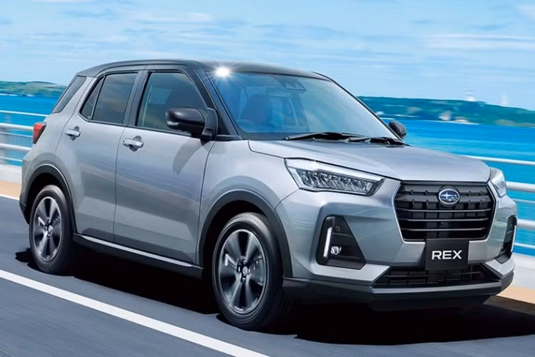 Đúng như tin đồn từ trước đó, hãng Subaru đã đưa mẫu xe REX trở lại thị trường sau 20 vắng bóng. Trong lần trở lại này, Subaru REX 2023 mới được bán ra tại thị trường Nhật Bản dưới dạng SUV hạng A. Tuy nhiên, thay vì phát triển mới, hãng Subaru lại chế tạo REX 2023 dựa trên Toyota Raize.