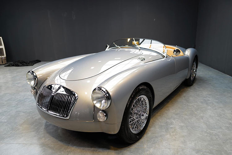 Để cho chiếc xe cổ MGA 1600 giữ lại được vẻ nguyên bản nhất có thể, anh đã tốn rất nhiều công sức để sưu tập các phụ tùng “zin tháo xe”. Với một chiếc xe ra đời năm 1958, quá trình này thật không dễ dàng.