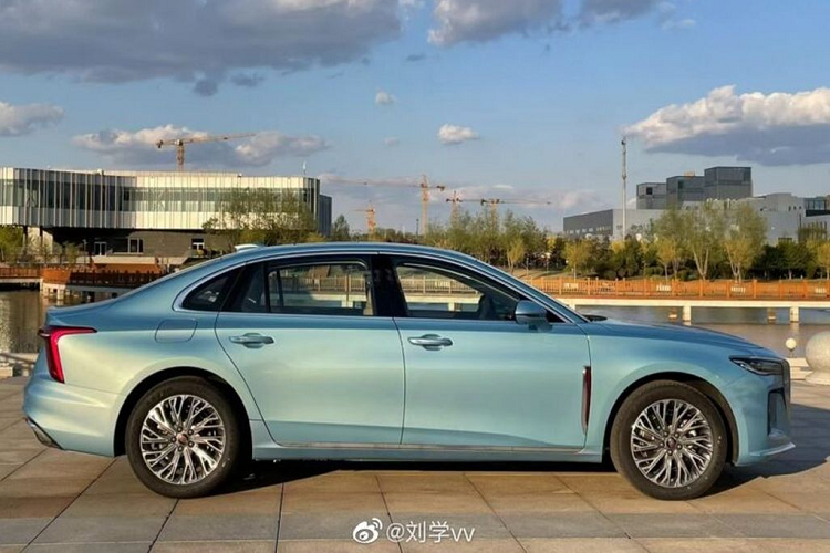 Ở bên sườn xe, Hongqi H5 2022 có nhiều chi tiết mạ crôm như viền cửa sổ hay nẹp dưới cửa. Phía sau chắn bùn trước còn có chi tiết trang trí màu đỏ làm điểm nhấn. Để mang đến cái nhìn sang trọng và cao cấp hơn, Hongqi H5 2022 được thiết kế ô kính ở giữa trụ C và D. Tay nắm cửa của xe vẫn có kiểu dáng cũ trong khi các mẫu xe mới tại Trung Quốc hiện giờ đều đã chuyển qua dạng tay nắm cửa dạng ẩn.