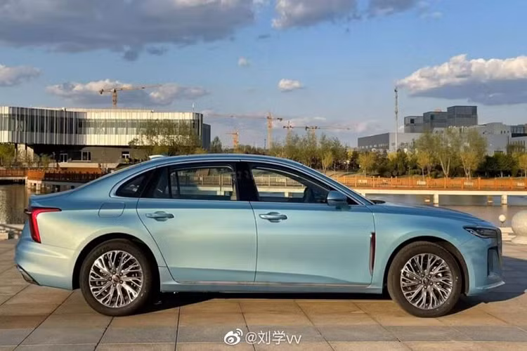 Ở bên sườn xe, Hongqi H5 2022 có nhiều chi tiết mạ crôm như viền cửa sổ hay nẹp dưới cửa. Phía sau chắn bùn trước còn có chi tiết trang trí màu đỏ làm điểm nhấn. Để mang đến cái nhìn sang trọng và cao cấp hơn, Hongqi H5 2022 được thiết kế ô kính ở giữa trụ C và D. Tay nắm cửa của xe vẫn có kiểu dáng cũ trong khi các mẫu xe mới tại Trung Quốc hiện giờ đều đã chuyển qua dạng tay nắm cửa dạng ẩn.