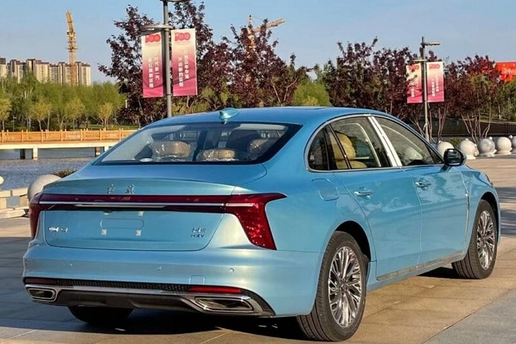 Di chuyển ra phía sau, Hongqi H5 2022 được trang bị cụm đèn hậu tương tự như trên H9, có thiết kế lấy cảm hứng từ Thiên An Môn. Hai đèn hậu được nối liền với nhau bằng dải đèn LED và nẹp mạ crôm, tạo cảm giác rộng hơn ở phần đuôi. Sâu xuống phía dưới là 2 đầu ống xả giả hình chữ nhật được bao quanh bằng nẹp mạ crôm sáng bóng.