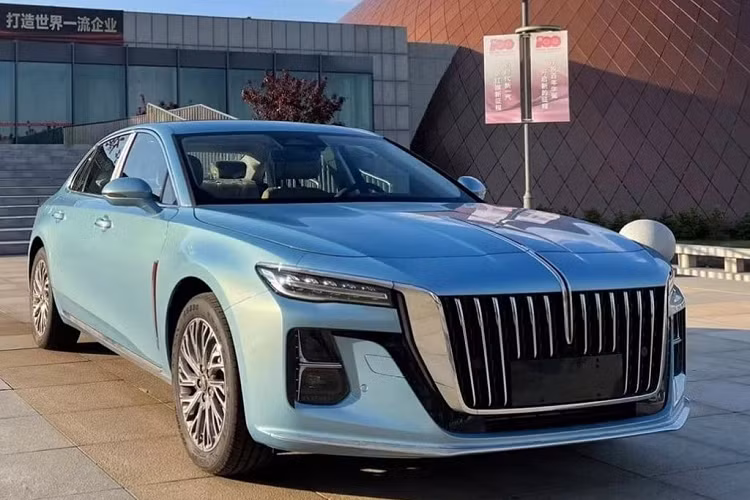 Hình ảnh thực tế cho thấy, Hongqi H5 2022 mới có “ngoại hình” không mấy khác biệt so với “người anh em” Hongqi H9, chỉ có kích thước là thay đổi, nhỏ gọn hơn. Cụ thể, theo số liệu trên trang web của Bộ Công nghiệp và Công nghệ Thông tin Trung Quốc, Hongqi H5 2022 có kích thước chiều dài 4.988 mm, chiều rộng 1.875 mm, chiều cao 1.470 mm và chiều dài cơ sở 2.920 mm.