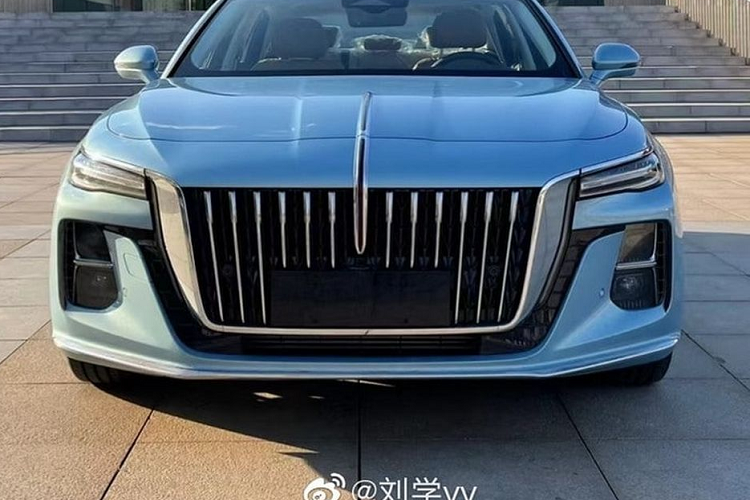 Về thiết kế, phần đầu của chiếc xe sedan Hongqi H5 2022 cỡ trung nổi bật với bộ lưới tản nhiệt mạ crome cỡ lớn bao trọn phần mặt xe. Ở vị trí trung tâm của lưới còn có logo Hồng Kỳ được thiết kế với một dải màu đỏ mỏng, chạy dọc và “cắt đôi” nắp capo cũng như tấm lưới tản nhiệt.