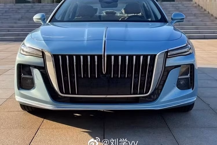 Về thiết kế, phần đầu của chiếc xe sedan Hongqi H5 2022 cỡ trung nổi bật với bộ lưới tản nhiệt mạ crome cỡ lớn bao trọn phần mặt xe. Ở vị trí trung tâm của lưới còn có logo Hồng Kỳ được thiết kế với một dải màu đỏ mỏng, chạy dọc và “cắt đôi” nắp capo cũng như tấm lưới tản nhiệt.