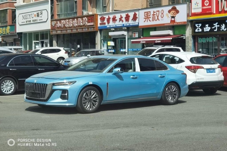 Cho đến thời gian gần đây, các mẫu xe của Hongqi đều được phát triển dựa trên các nền tảng thiết kế do các đối tác liên doanh của FAW cung cấp, bao gồm: Volkswagen-Audi, Mazda và Toyota. Về truyền động, Hongqi H5 2022 được trang bị 3 loại động cơ. Thứ nhất là động cơ xăng 4 xi-lanh, tăng áp, dung tích 1.5L, sản sinh công suất tối đa 166 mã lực. Thứ hai là động cơ xăng tăng áp, dung tích 2.0L, cho công suất tối đa 221 mã lực. Thứ ba là hệ truyền động hybrid với máy xăng tăng áp 1.5L và mô-tơ điện.