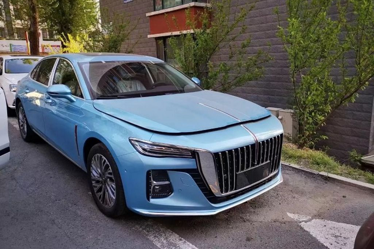 Nếu như thiết kế ngoại thất của Hongqi H5 2022 “một chín một mười” với H9 thì nội thất lại khác biệt hoàn toàn. Không gian nội thất của chiếc sedan hạng D đa phần đều được bọc da. Nếu màn hình thông tin giải trí của H9 nằm trải dài trên mặt táp-lô thì Hongqi H5 2022 lại có thiết kế dọc, nối liền với cụm điều khiển trung tâm.