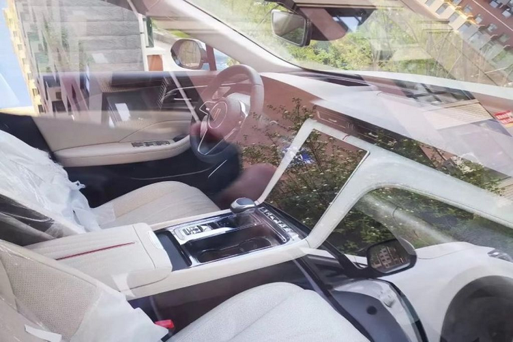 Xe được trang bị vô lăng 3 chấu tích hợp các phím chức năng, phía sau là bảng đồng hồ kỹ thuật số với màn hình LCD. Thêm vào đó là cần số nhỏ gọn, phanh tay điện tử, tính năng tự động giữ phanh tạm thời và sạc điện thoại thông minh không dây.