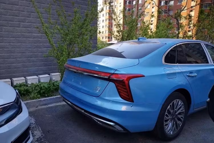 Mặc dù là một mẫu sedan hạng D nhưng đối thủ mà Hongqi H5 2022 hướng tới không phải là Toyota Camry hay Honda Accord. Thay vào đó là những mẫu sedan hạng sang như BMW 5-Series và Mercedes-Benz E-Class. Hiện mức giá xe Hongqi H5 2022 vẫn chưa công bố.