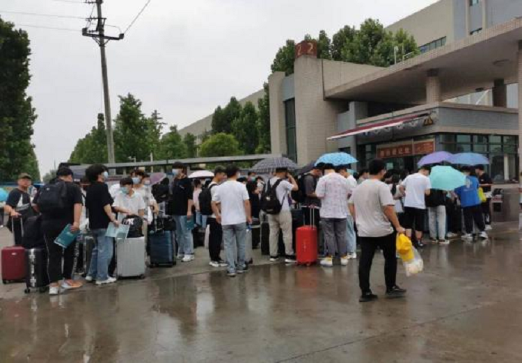 Ngoại trừ số ít gia đình, những đứa trẻ sinh ra trong gia đình nghèo khó sau khi lớn lên khả năng cao vẫn là người nghèo, đỡ hơn chút thì là những người làm công ăn lương bình thường. Việc vượt cấp trong xã hội chủ yếu là dựa vào giáo dục, chi tiêu vào giáo dục của các gia đình tầng lớp trung và thượng đẳng nhiều gấp mấy lần thậm chí chục lần so với gia đình nghèo. Về việc sinh con cũng tùy thuộc vào quan niệm cá nhân mỗi người, sinh nhiều con hoàn toàn là một lựa chọn không sáng suốt đối với một gia đình nghèo. Nếu hai vợ chồng trong gia đình nghèo đều có sức khỏe, có khả năng làm việc thì sinh một đứa con cũng không vấn đề gì.