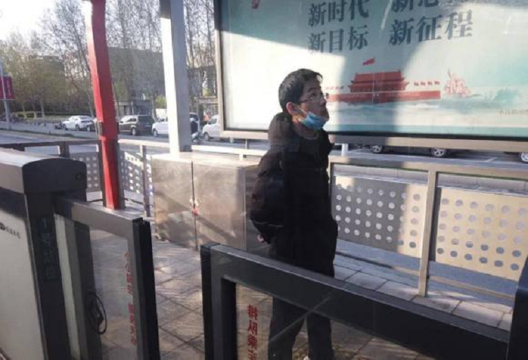 Không sợ bố mẹ nghèo về vật chất, chỉ sợ bố mẹ đã nghèo vật chất mà còn nghèo về “đầu óc”. Những đứa trẻ lớn lên trong những gia đình như vậy, ám ảnh tự ti sẽ luôn theo chúng đến hết cuộc đời. Từ nhỏ tôi đã biết nỗi khổ của người nghèo, rõ ràng là có thể đào giếng trong nhà nhưng lại vì không có tiền mà phải đi múc nước cách xa nửa dặm. Rõ ràng rửa rau bằng nước giếng vào mùa đông thì không sợ lạnh nhưng vì không có tiền đào giếng mà phải đi rửa rau ngoài sông. Cho dù là mùa đông lạnh giá vẫn phải ra sông rửa rau. Rõ ràng là nhà có đất, người ta có cây đào, nhà tôi thì không chỉ vì đất phải dùng để trồng cây lương thực. Vì thế từ nhỏ nhìn thấy người ta có đào ăn mà tôi cũng khát khao. Quá nhiều ký ức tuổi thơ nghèo khó tôi chẳng thể quên được. Trẻ con nhà nghèo thì cố gắng đừng có bị ốm nếu không thì cũng chẳng có tiền chữa chạy.