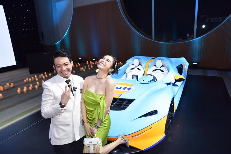 Nếu đúng như tin đồn Minh Nhựa đặt mua McLaren Elva chính hãng, đây có thể xem là cột mốc mới trong cách chơi xe của đại gia mở đầu xu hướng mua xe hypercar tại Việt Nam. McLaren Elva được trang bị khối động cơ V8, tăng áp kép, dung tích 4.0 lít tương tự như 720S Spider hay cả siêu phẩm hypercar Senna.