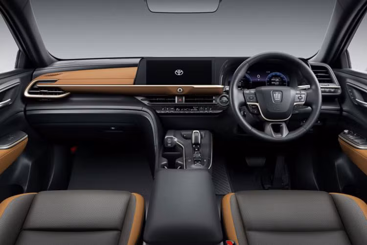 Vì có kích thước lớn nên Toyota Crown Estate 2024 trông khá vuông vức. Thiết kế này cũng hứa hẹn cung cấp không gian nội thất rộng rãi, có thể là 3 hàng ghế, cho người dùng.