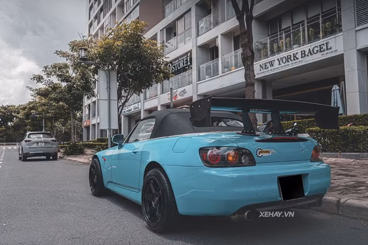 Tuy nhiên, chiếc S2000 này đã được chủ nhân trang bị bộ tăng áp lớn hơn và tinh chỉnh lại ECU, nâng cấp sức mạnh động cơ lên hơn 300 mã lực.