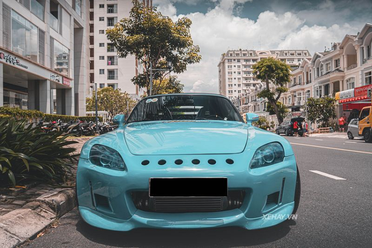 Về tay chủ mới, siêu xe nhà Honda không chỉ được “khoác” áo mới, mà còn được độ thêm một số "đồ chơi" như bộ mâm 5 chấu kép tạo hình ngôi sao, cản trước với các lỗ thông gió mới giúp tăng cường làm mát động cơ và cánh gió lớn bằng sợi carbon phía sau giúp tăng thêm tính thẩm mĩ cũng như tăng lực ép xuống đường