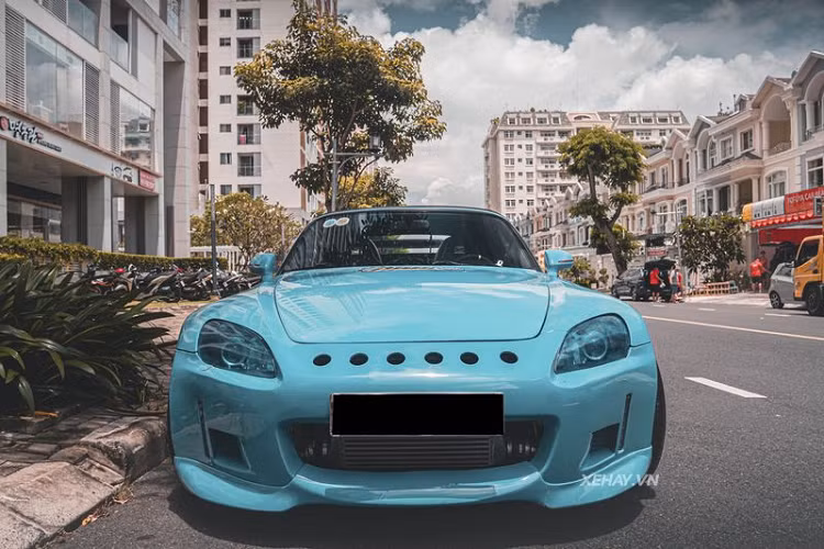 Về tay chủ mới, siêu xe nhà Honda không chỉ được “khoác” áo mới, mà còn được độ thêm một số "đồ chơi" như bộ mâm 5 chấu kép tạo hình ngôi sao, cản trước với các lỗ thông gió mới giúp tăng cường làm mát động cơ và cánh gió lớn bằng sợi carbon phía sau giúp tăng thêm tính thẩm mĩ cũng như tăng lực ép xuống đường