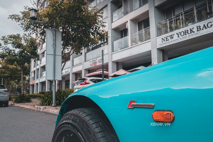 Lần đầu tiên “trình làng”, Honda S2000 thể thao được biết đến như là chiếc xe mui trần hai chỗ ngồi với động cơ được đặt ở phía trước, sau trục xe và sử dụng hệ dẫn động cầu sau.