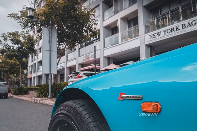 Lần đầu tiên “trình làng”, Honda S2000 thể thao được biết đến như là chiếc xe mui trần hai chỗ ngồi với động cơ được đặt ở phía trước, sau trục xe và sử dụng hệ dẫn động cầu sau.