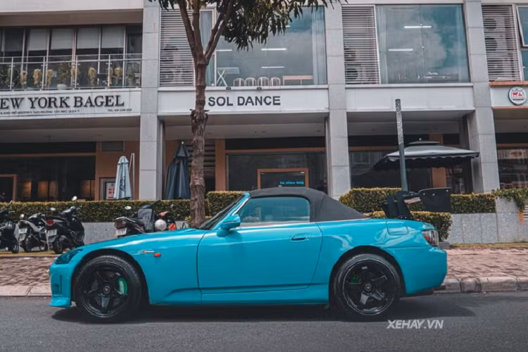 Sau khi ra mắt, mẫu xe này đã thu hút được sự quan tâm lớn bởi khả năng xử lý linh hoạt và hiệu suất vượt trội. Đến năm 2009, sau khi trải qua 2 thế hệ, Honda S2000 bị "khai tử" và trở thành món đồ sưu tầm cho các tay lái mê tốc độ.